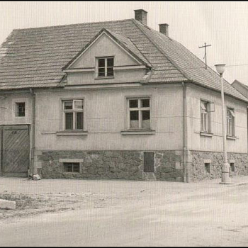 
                                V roce 1967 na základě demoličního příkazu zmizel z mapy města dům rodiny Ševčíkovy. FOTO: archiv Pavla Svobody
                                    
