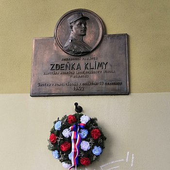 
                                Při příležitosti státního svátku se věnce objevily i na dalších místech ve městě – u památníku legionáře na budově Staré fabriky.  FOTO: Michal Záboj
                                    