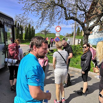 
                                Turisty z Blanska vyvezl na Hořice autobus, odtud pak vyrazili do Černé Hory. FOTO: Michal Záboj
                                    