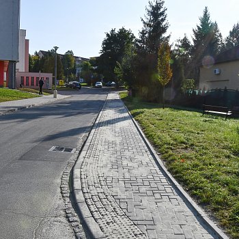 
                                Opravoval se také poničený úsek chodníku u základní školy ve Dvorské ulici. FOTO: Michal Záboj
                                    
