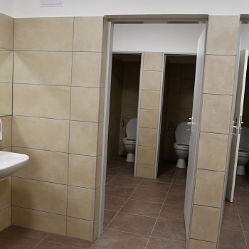 
                                V Základní škole Blansko, Salmova 17 dělníci zmodernizovali toalety u tělocvičen. FOTO: Michal Záboj
                                    