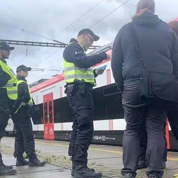 
                                Policisté kontrolovali respektování zákazu vstupu do kolejiště. FOTO: PČR
                                    