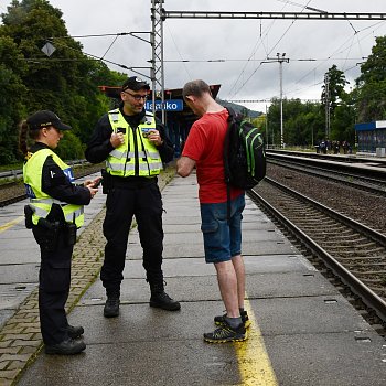 
                                Policisté kontrolovali respektování zákazu vstupu do kolejiště. FOTO: Leona Voráčová
                                    