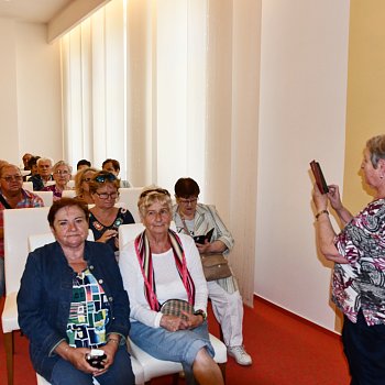 
                                Hosty z Komárna čekalo slavnostní přivítání na radnici. FOTO: Michal Záboj
                                    