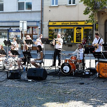 
                                Letošní cyklus nedělních promenádním koncertů na náměstí Svobody zahájilo vystoupení Tanečního orchestru ZUŠ Blansko. FOTO: Michal Záboj
                                    