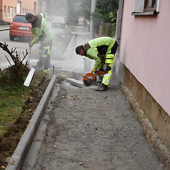 
                                Nové dláždění dostává chodník v ulici u základní školy v Dolní Lhotě. FOTO: Michal Záboj
                                    