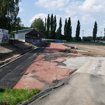 
                                Z průběhu rekonstrukce atletického stadionu Mlýnská. FOTO: Michal Záboj
                                    