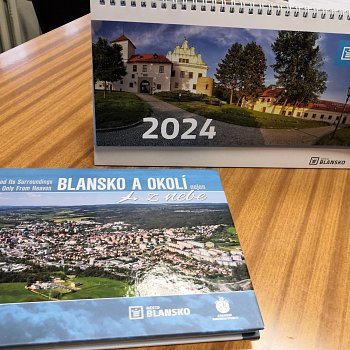 
                                Nový kalendář a publikace Blansko a okolí nejen z nebe je k dostání v informační kanceláři Blanka. FOTO: Renata Spotzová
                                    