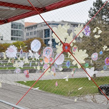 
                                V centru města si Den Země připomněly také děti ze Základní umělecké školy Blansko, které síť na Poduklí zaplavily květinami. FOTO: Michal Záboj
                                    