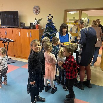 
                                Děti svou návštěvou udělaly radost uživatelům Senior centra Blansko. FOTO: archiv MŠ Dolní Lhota
                                    