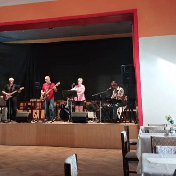 
                                Sál Kulturního domu Těchov v sobotu večer hostil hudební a taneční retro večer, na kterém zahrála kapela Propast a Vít Šujan. FOTO: Zuzana Pernicová
                                    