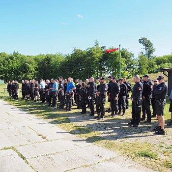 
                                Zahájení střelecké soutěže se ve čtvrtek ráno zúčastnilo sedm desítek policistů z celé země. FOTO: Stanislav Sotolář
                                    