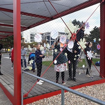 
                                V centru města si Den Země připomněly také děti ze Základní umělecké školy Blansko, které síť na Poduklí zaplavily květinami. FOTO: archiv ZUŠ
                                    