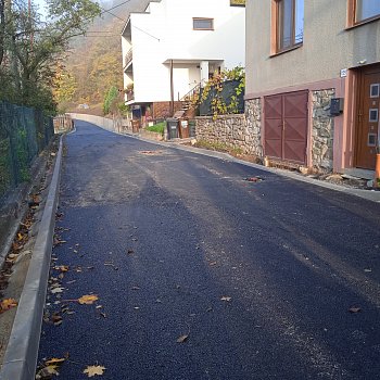 
                                Na ulici již leží první vrstva asfaltu. FOTO: Sylva Vágnerová
                                    