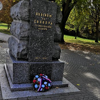 
                                Při příležitosti státního svátku se věnce objevily i na dalších místech ve městě – u pomníku Hrdinům od Zborova v parku v ulici Svatopluka Čecha.  FOTO Michal Záboj
                                    