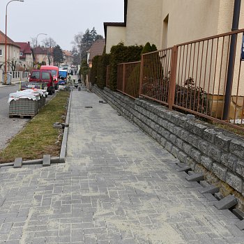 
                                Rekonstrukce chodníku ve Stařeckého ulici. FOTO: Michal Záboj
                                    