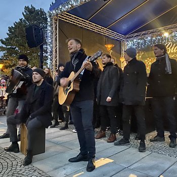 
                                Koncert Martina Lásky a jeho bandu si lidé užili i unplugged. FOTO: Pavla Komárková
                                    