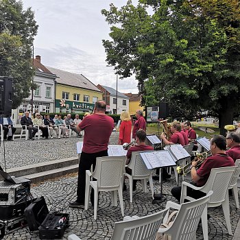 
                                V neděli před radnicí zahrála Dechová hudba Boskověnka. FOTO: Leona Voráčová
                                    