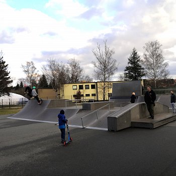
                                Na Sportovním ostrově Ludvíka Daňka děti obsadily skatepark. FOTO: Renata Spotzová
                                    