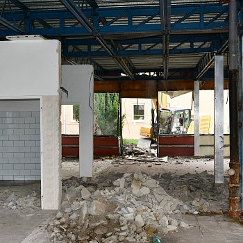  Začala demolice školní jídelny s kuchyní ZŠ TGM. Zbourají ji za tři dny.