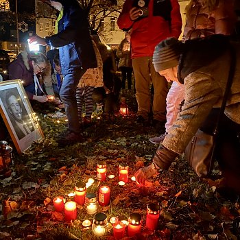 
                                Junák - český skaut, středisko Světla Blansko si v pátek 17. listopadu připomnělo Den boje za svobodu a demokracii průvodem světel. FOTO: Pavla Komárková
                                    