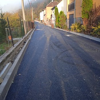 
                                Na ulici již leží první vrstva asfaltu. FOTO: Sylva Vágnerová
                                    