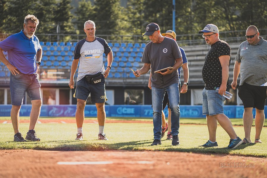 
                                Připravenost na Eurobaseball  2023 prověřil na blanenském hřišti Strawberry field technický komisař MLB (Major League Baseball) Dan Bonann. FOTO: Petra Voet
                                    