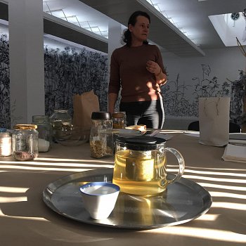
                                Účastníci workshopu si v galerii namíchali vlastní čaj. FOTO: archiv Galerie města Blanska
                                    