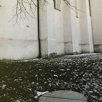 
                                Finanční prostředky z programu posloužily na opravu vnějšího severního soklu kostela Narození Panny Marie v Lipovci (stav před opravou). FOTO: Bohdana Šlanhofová
                                    