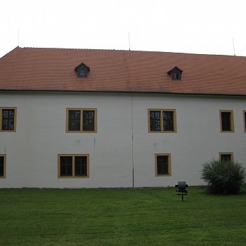 
                                V roce 2021 se za peníze z programu podařilo obnovit lazurní nátěr oken a vikýřů zámku v Blansku. Stav po obnově. FOTO: archiv města
                                    