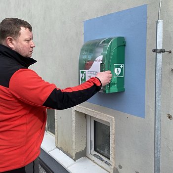 
                                Nový defibrilátor je umístěný na budově sportovní haly Mlýnská. FOTO: Pavla Komárková
                                    