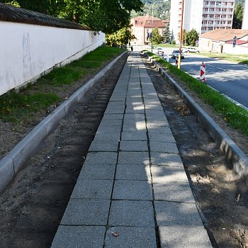 
                                V současnosti se pracuje na opravě chodníku ve Dvorské ulici. FOTO: Michal Záboj
                                    