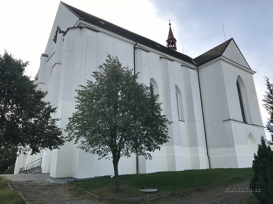 
                                Finanční prostředky z programu posloužily na opravu vnějšího severního soklu kostela Narození Panny Marie v Lipovci (stav po opravě). FOTO: Bohdana Šlanhofová
                                    