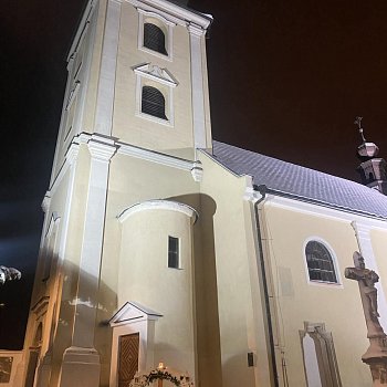 
                                Farnost Blansko v sobotu večer rozsvítilo první svíčku na adventním věnci. FOTO: Pavla Komárková
                                    