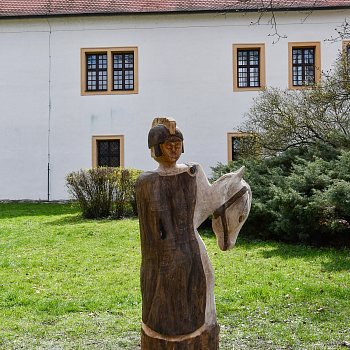 
                                Zámecký park v Blansku od čtvrtka zdobí další tři dřevěné sochy. FOTO: Michal Záboj
                                    