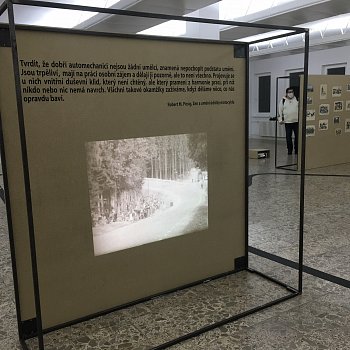 
                                Na výstavě nechybí ani autentické videozáznamy, sekvence z filmu Smrt Baltazara, obsahující záběry z Masarykova okruhu. FOTO: Pavla Komárková
                                    