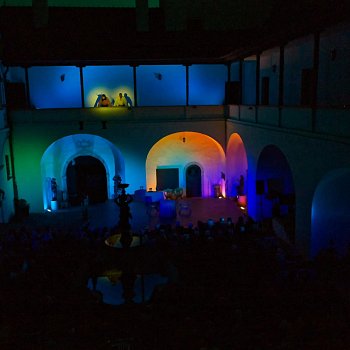 
                                Městské divadlo Brno uvedlo na nádvoří zámku Noc na Karlštejně. FOTO: Muzeum Blanenska
                                    