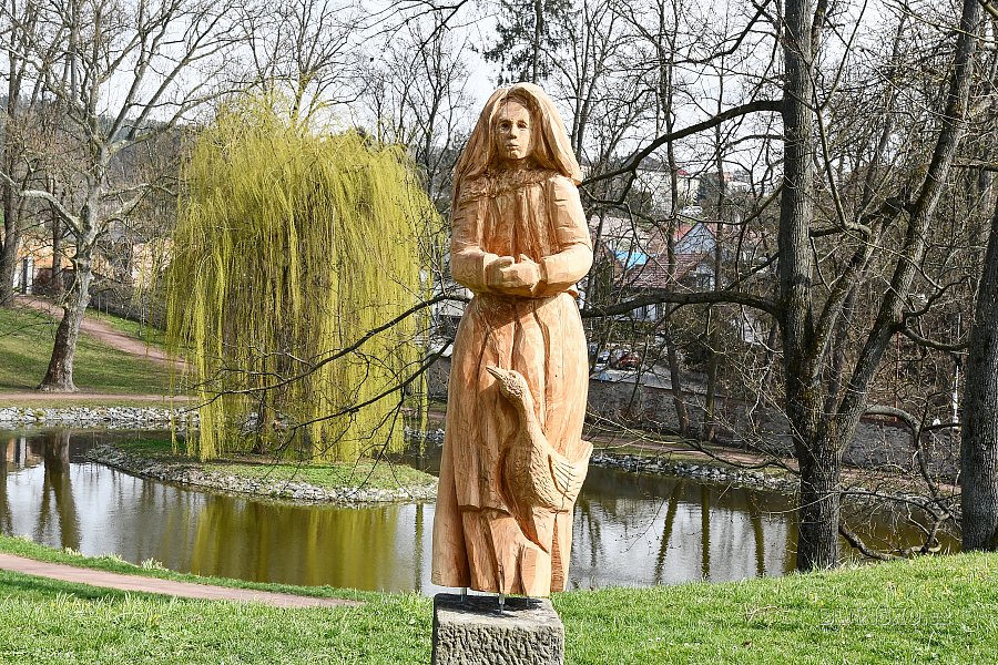 
                                Park zdobí socha Husopaska. FOTO: Michal Záboj
                                    