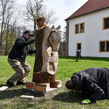 
                                Zámecký park v Blansku od čtvrtka zdobí další tři dřevěné sochy.  FOTO: Michal Záboj
                                    