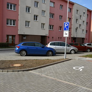 
                                Průjezd přes parkoviště je jednosměrný s nájezdem z ulice Žalkovského a výjezdem na ulici A. Skotáka. FOTO: Michal Záboj
                                    
