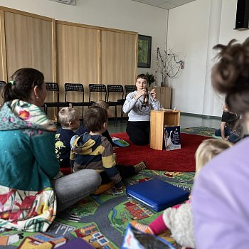 
                                Adventní příběh s Marií Kuncovou si děti přišly poslechnout do městské knihovny. FOTO: Lukáš Dlapa
                                    