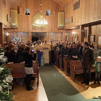 
                                Vigilii slavnosti Zjevení Páně lidé zažili v dřevěném kostele sv. Paraskevy. FOTO: archiv pořadatele
                                    