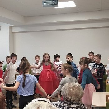 
                                Seniorům zazpívaly koledy děti ze základní školy TGM: FOTO: Iveta Čípková
                                    