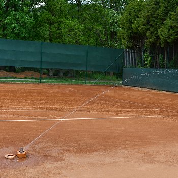 
                                Na tenisových kurtech byly instalovány automatické závlahy. FOTO: Pavla Komárková
                                    