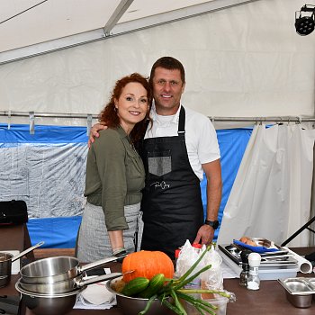 
                                V programu na pódiu vystoupila Markéta Hrubešová se svou kuchařskou show. FOTO: Leona Voráčová
                                    