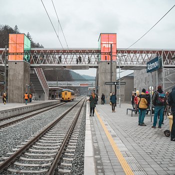
                                Na modernizované železniční trati mezi Blanskem a Brnem opět jezdí vlaky. FOTO: JMK
                                    