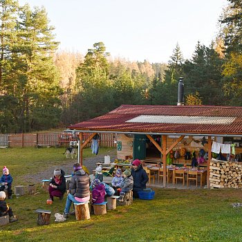 
                                Lesní klub Kudlibabka se nachází na klepačovském kopci nedaleko statku Samsara. FOTO: Leona Voráčová
                                    