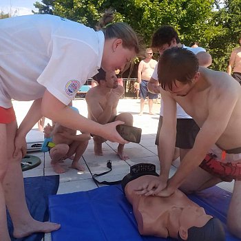 
                                Nedělní program v aquaparku nabídl soutěže i nácvik první pomoci. FOTO: Mojmír Vágner
                                    