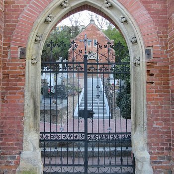 
                                V roce 2021 se za peníze z programu podařilo obnovit portál vstupní brány na hřbitově v Adamově. Stav před obnovou. FOTO: archiv města
                                    