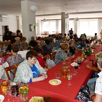
                                Po obědě se senioři sešli v klubu důchodců. FOTO: Michal Záboj
                                    